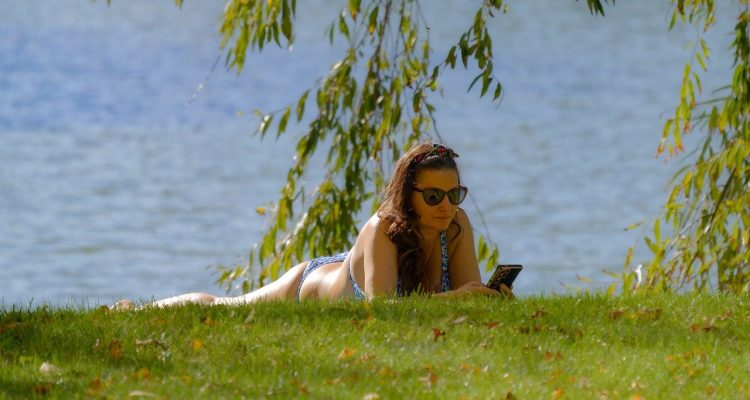 scopri i segreti dell'abbronzatura perfetta! consigli utili, trucchi e prodotti per ottenere un colorito dorato e duraturo, senza compromettere la salute della tua pelle.