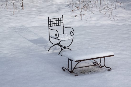 scopri come abbellire il tuo giardino con le sedie decorate. idee creative e ispirazioni per trasformare i tuoi spazi esterni in un'oasi di stile e comfort.