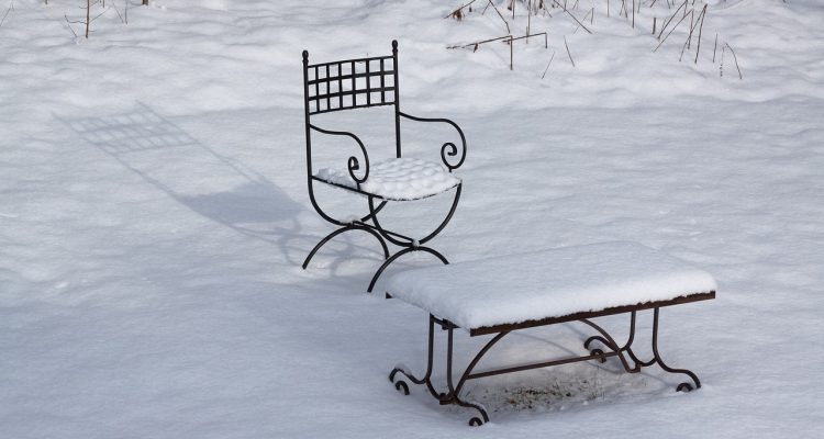 scopri come abbellire il tuo giardino con le sedie decorate. idee creative e ispirazioni per trasformare i tuoi spazi esterni in un'oasi di stile e comfort.