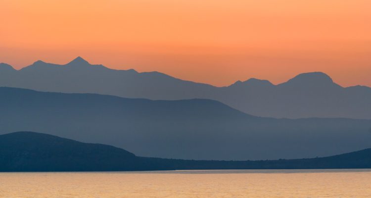 scopri la bellezza e la cultura della regione mediterranea, un viaggio tra tradizioni, gastronomie e paesaggi mozzafiato. esplora le meraviglie del mare e della terra, vivendo esperienze uniche nel cuore del mediterraneo.