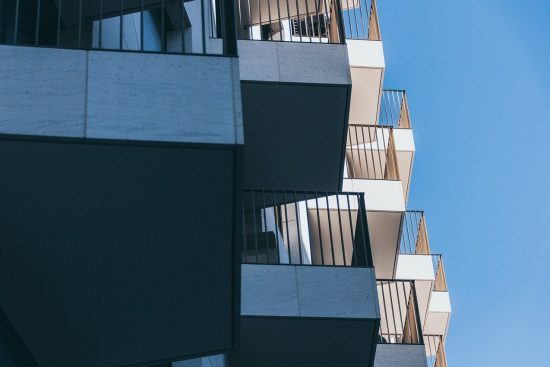 scopri come abbellire il tuo balcone con fiori colorati e profumati. trova i migliori consigli per scegliere piante che prosperano in spazi ristretti e danno vita al tuo ambiente esterno.
