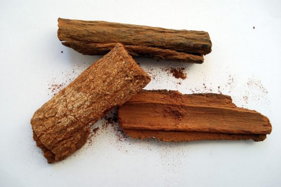 la quinine è un alcaloide estratto dalla corteccia di cinchona, nota per le sue proprietà antimalariche. scopri i suoi benefici, utilizzi e come questo composto storico ha cambiato la lotta contro la malaria nel corso dei secoli.